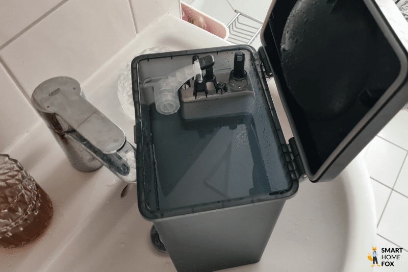 Das Schmutzwasser des Roborock ist zu sehen.